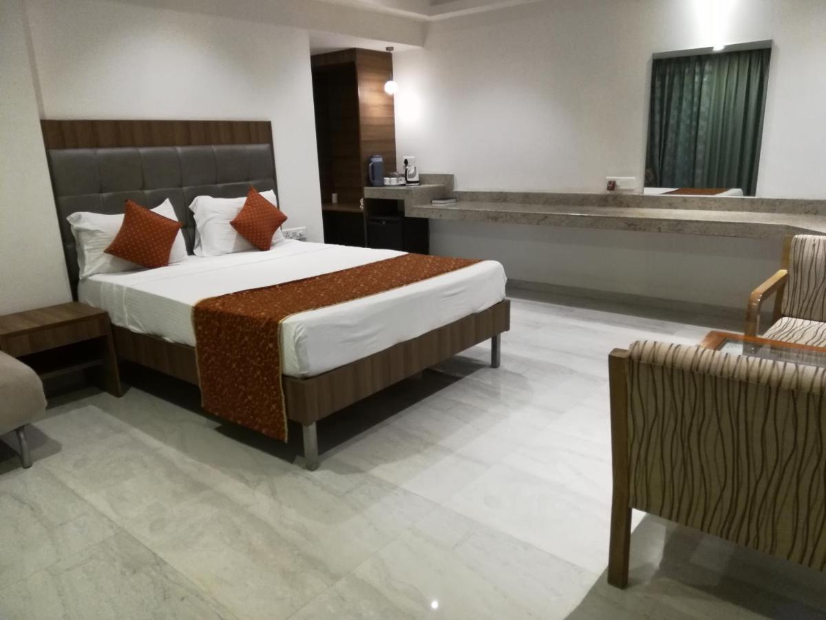 Lake View Resort Lonavala Extérieur photo