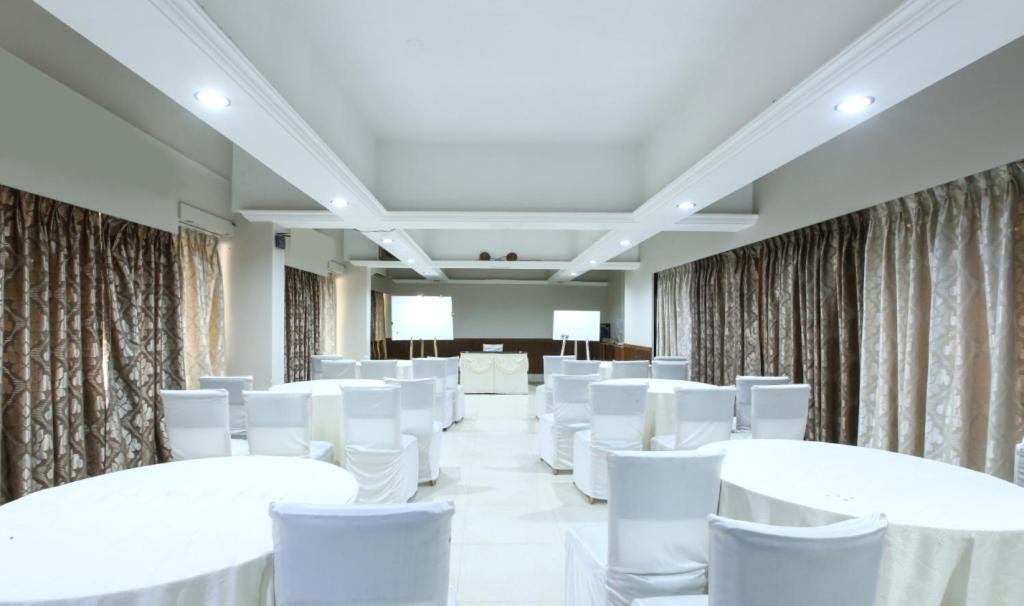 Lake View Resort Lonavala Extérieur photo